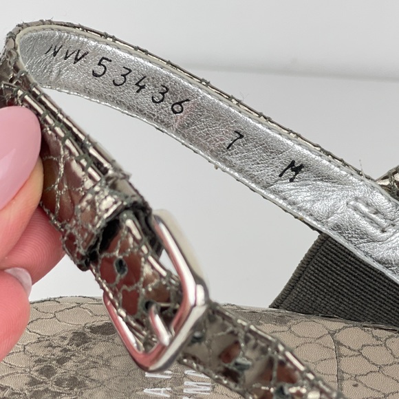 Stuart Weitzman Rolldown Metallic Micro-Wedge Sandals Size 7 - Picture 5 of 6